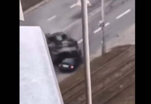 لحظة دهس الدبابة الروسية للسيارة الأوكرانية