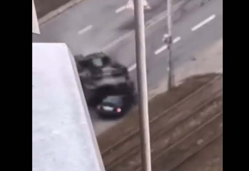 لحظة دهس الدبابة الروسية للسيارة الأوكرانية