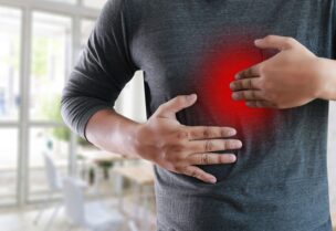 حموضة المعدة تسبب شعوراً بالحرقة في منطقة الصدر قد يمتد إلى الحلق