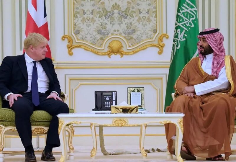 ولي العهد السعودي ورئيس الوزراء البريطاني أثناء الزيارة (رويترز)
