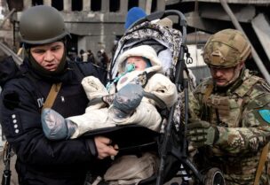 إجلاء طفل أوكراني من مدينة إيربين الأوكرانية