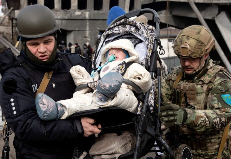 إجلاء طفل أوكراني من مدينة إيربين الأوكرانية