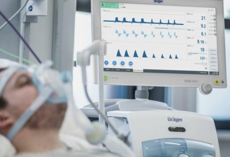 مريض على أجهزة التنفس الاصطناعي- تعبيرية
