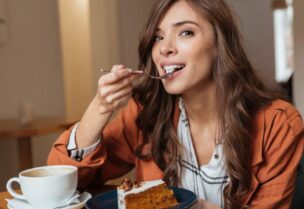 تناول أطعمة غنية بالسكر