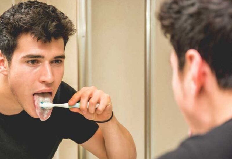 هل تعاني من تشكل طبقة بيضاء على لسانك.. أسباب خطيرة قد تكون وراء ذلك!