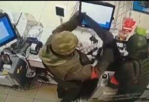 جنود روس خلال قيامهم بالاستيلاء على ممتلكات في أحد المتاجر الأوكرانية