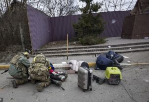 جنود أوكران يسعفون المدنيين