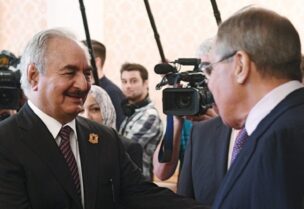 وزير الخارجية الروسي سيرغي لافروف مع القائد العسكري الليبي خليفة حفتر - أرشيفية