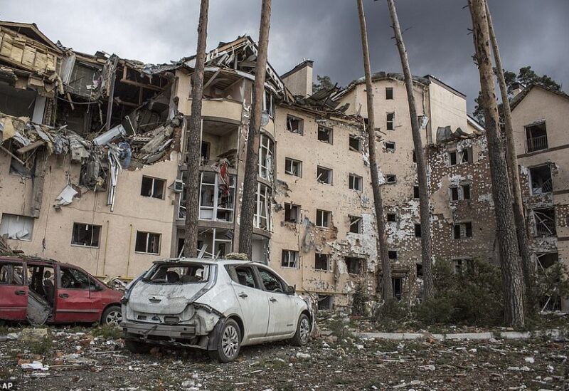 مبنى سكني مدمَّر في "اربين" بالقرب من كييف