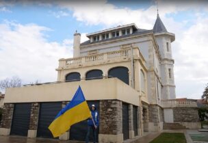 أحد الناشطين أمام منزل شامالوف في فرنسا