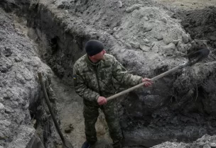 جندي أوكراني يحفر خندقا (أرشيفية)