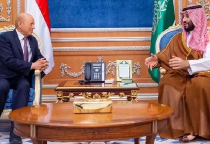 ولي العهد السعودي محمد بن سلمان ورئيس مجلس الرئاسة اليمني رشاد العليمي يلتقيان في العاصمة السعودية الرياض. 7 أبريل/نيسان 2022