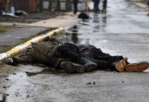 جثث المدنيين ملقاة في الشارع وسط الغزو الروسي لأوكرانيا في بوتشا