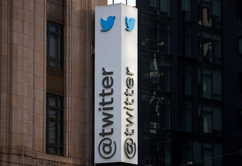شعار Twitter خارج مقر الشركة في سان فرانسيسكو