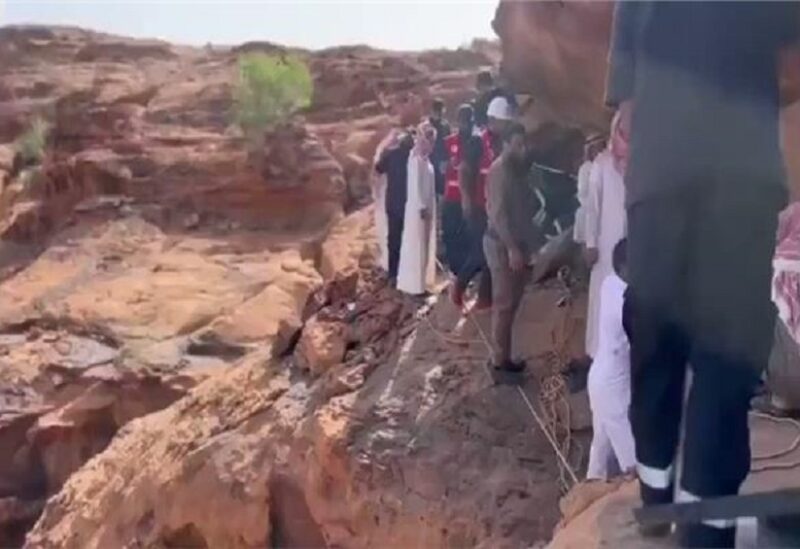لقطة من الفيديو لحظة انقاذ الشاب السعودي العالق بعد 30 ساعة
