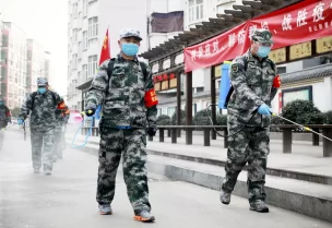 الجيش الصيني يدخل خط مواجهة كورونا