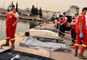 عناصر الصليب الأحمر عند ميناء طرابلس