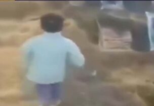 طفلة يمنية تبحث عن قبر أبيها