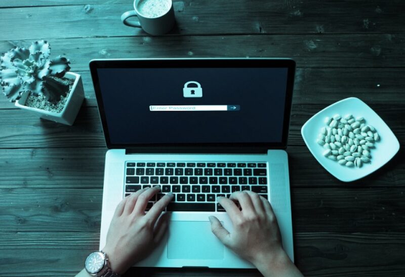 لبيانات التي تجمعها فيسبوك وغوغل ضخمة وتستطيع أطراف ثالثة الحصول عليها