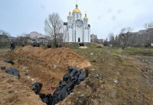 العثور على 57 جثة بمقبرة جماعية في بلدة بوتشا قرب كييف - رويترز
