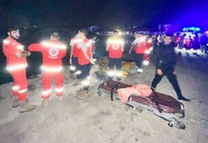 عناصر الصليب الأحمر قبالة ميناء طرابلس