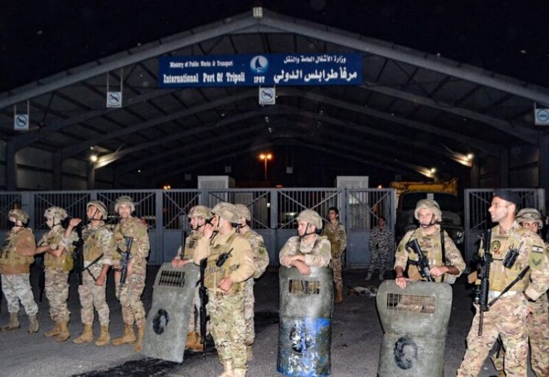 عناصر من الجيش اللبناني عند مدخل ميناء طرابلس