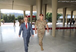 وزير الدفاع وقائد الجيش