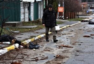 جثث مدنيين ملقاة في الشوارع (رويترز)
