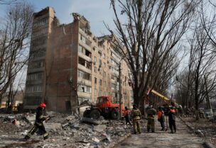 دمار نتيجة القصف الروسي في دونيتسك شرق أوكرانيا (رويترز)