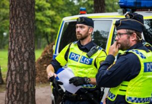 عنصران من الشرطة السويدية