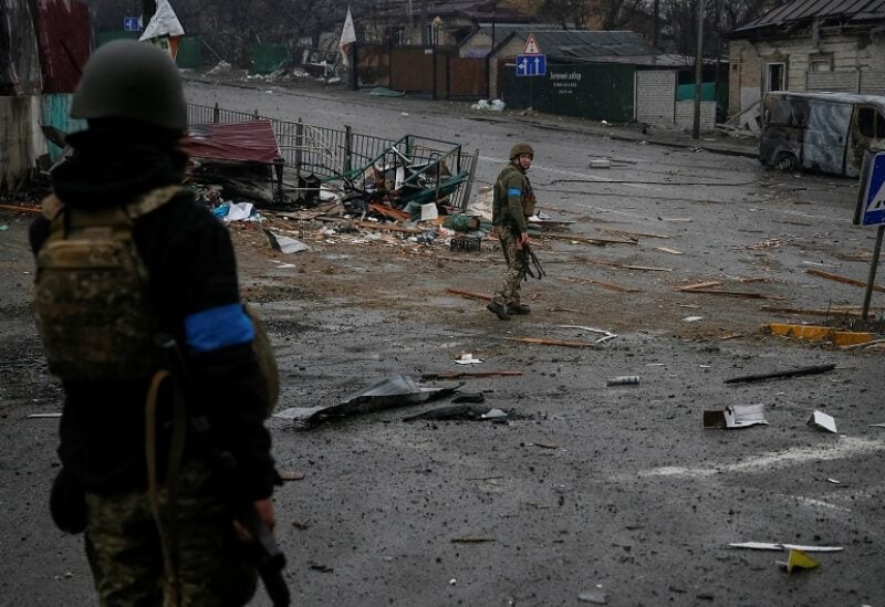 جنود أوكران في منطقة قرب كييف (رويترز)