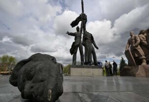 تفكيك تمثال يعود إلى الحقبة السوفيتية