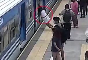 لحظة سقوط الشابة تحت القطار