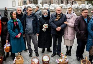 الأوكرانيون يتمسكون بطقوس عيد الفصح رغم الحرب - رويترز