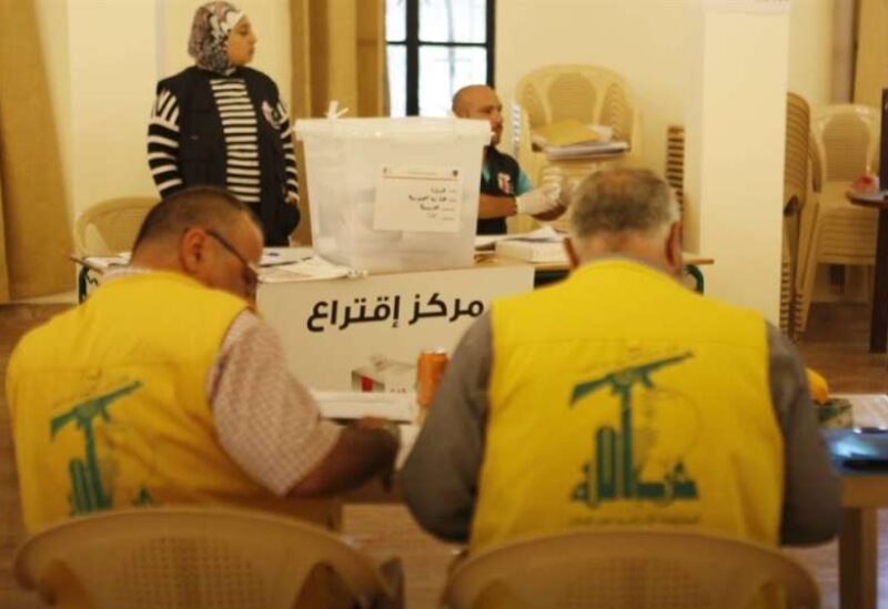 مركز اقتراع للناخبين