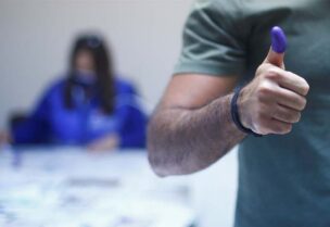 اللبنانيون المغتربون يصوتون في الانتخابات البرلمانية اللبنانية في مقر السفارة بالقاهرة