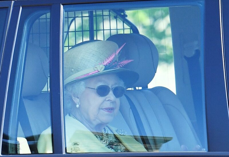 الملكة إليزابيث من داخل سيارتها