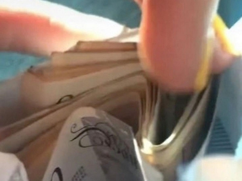 سيدة  تعثر على نقود داخل الاحذية المستعملة