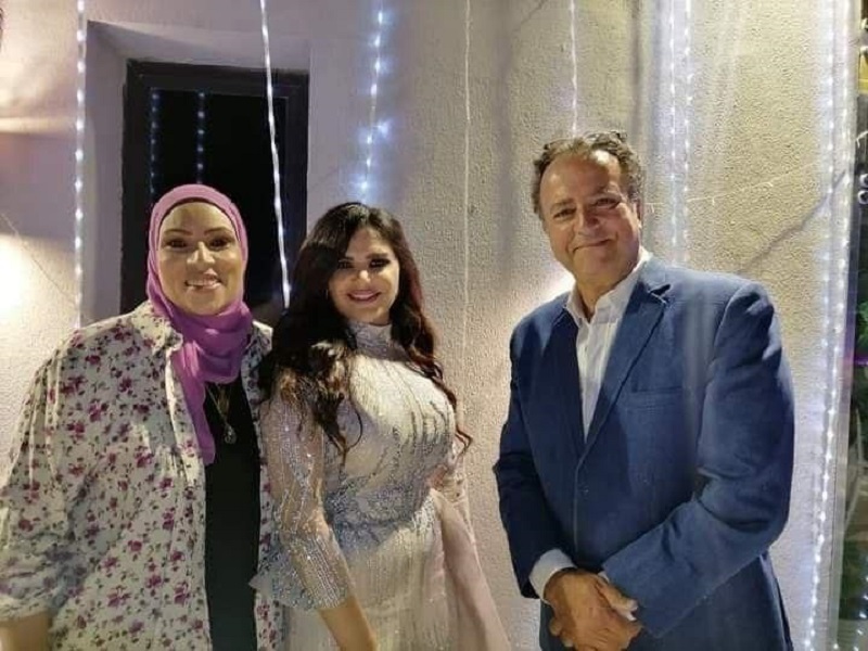 الإعلامية سما أحمد مع والديها في حفل الزفاف