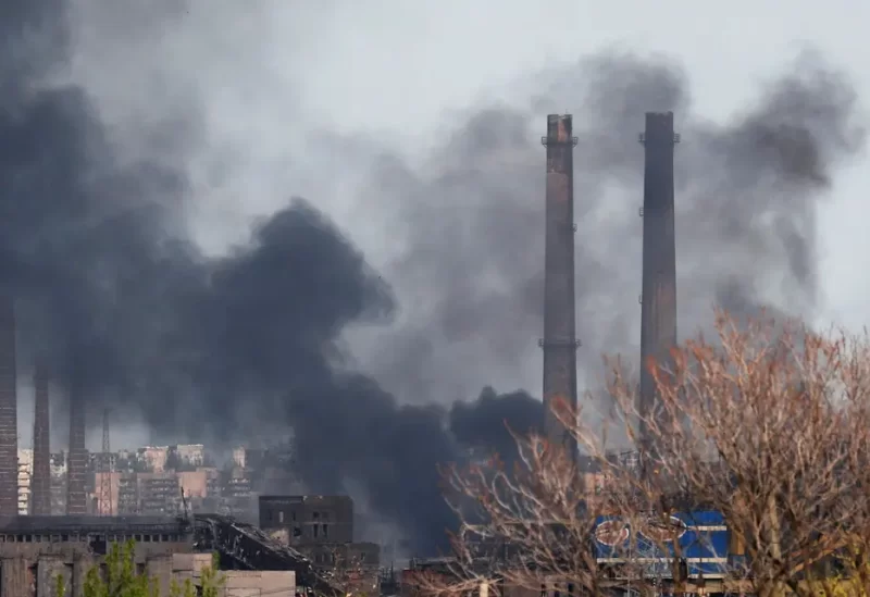 دخان يتصاعد من مصنع آزوفستال في ماريوبول