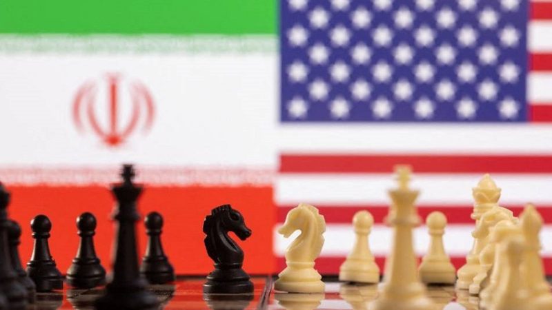 رقعة شطرنج بين علمي الولايات المتحدة وإيران (رويترز)