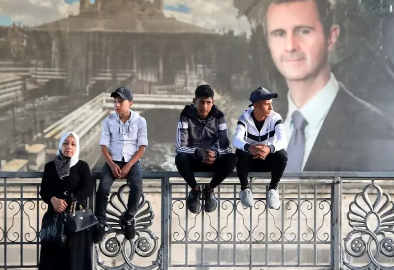 أهالي أحد السجناء المفرج عنهم ينتظرون في دمشق