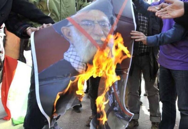 حرق صورة خامنئي- أرشيفية