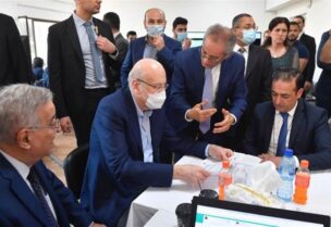 خلال زيارة رئيس مجلس الوزراء نجيب ميقاتي غرفة العمليات في وزارة الخارجية