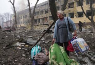 مواطنة أوكرانية وسط الدمار في مدينة ماريوبول