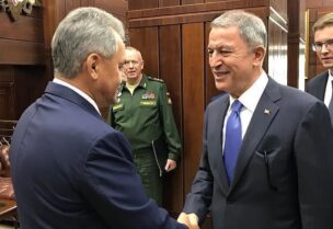 وزيرا الدفاع الروسي سيرغي شويغو والتركي خلوصي أكار