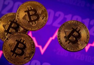 شعار عملة بتكوين - رويترز