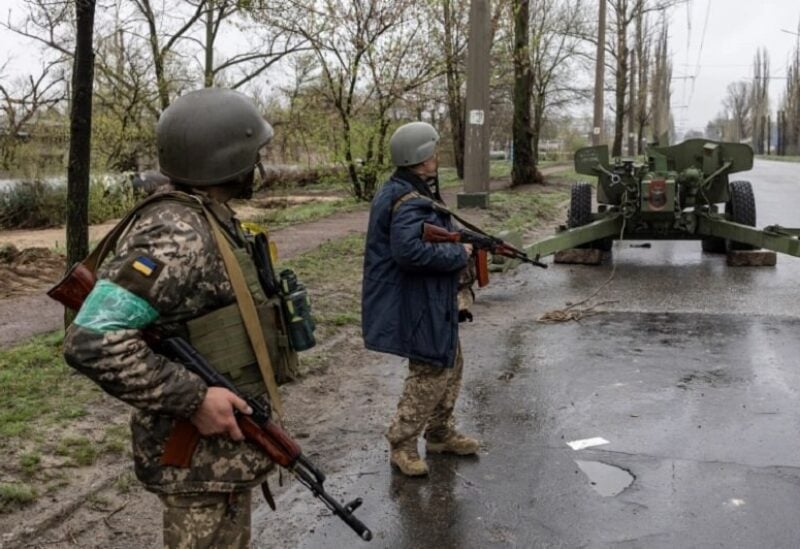 القوات الأوكرانية في سيفيرودونيتسك تحاول الصمود في وجه الهجوم الروسي المتواصل (رويترز)