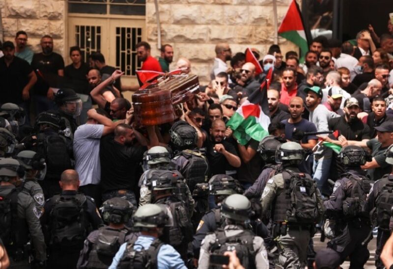 الاحتلال الإسرائيلي حشد مئات الجنود لقمع المشيعين (رويترز)
