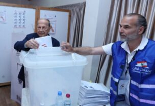 الرئيس عون يدلي بصوته في مركز الإقتراع في حارة حريك